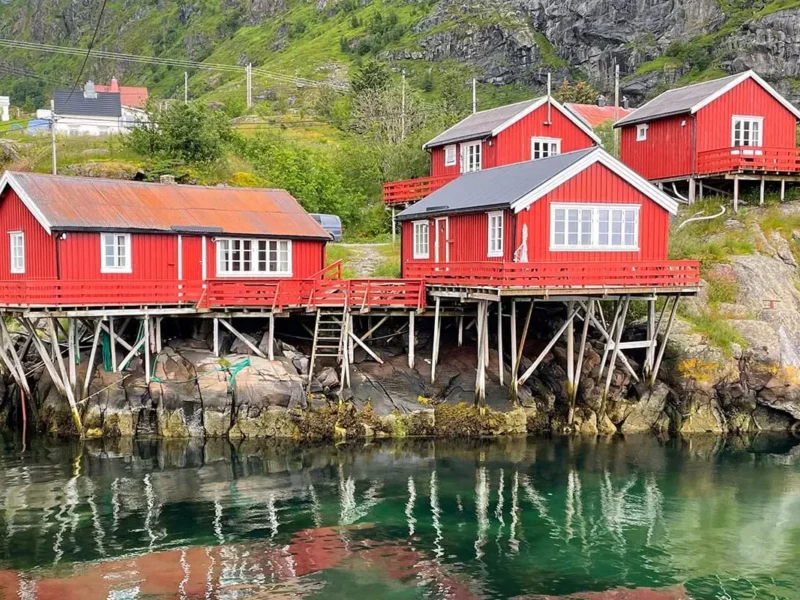 Traditional red rorbuer