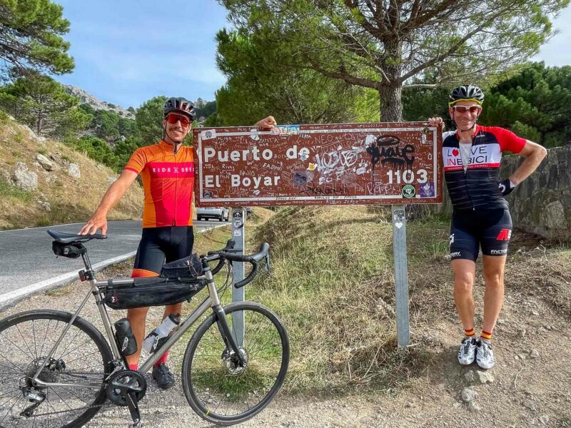 Two cyclists at Puerto de El Boyar summit